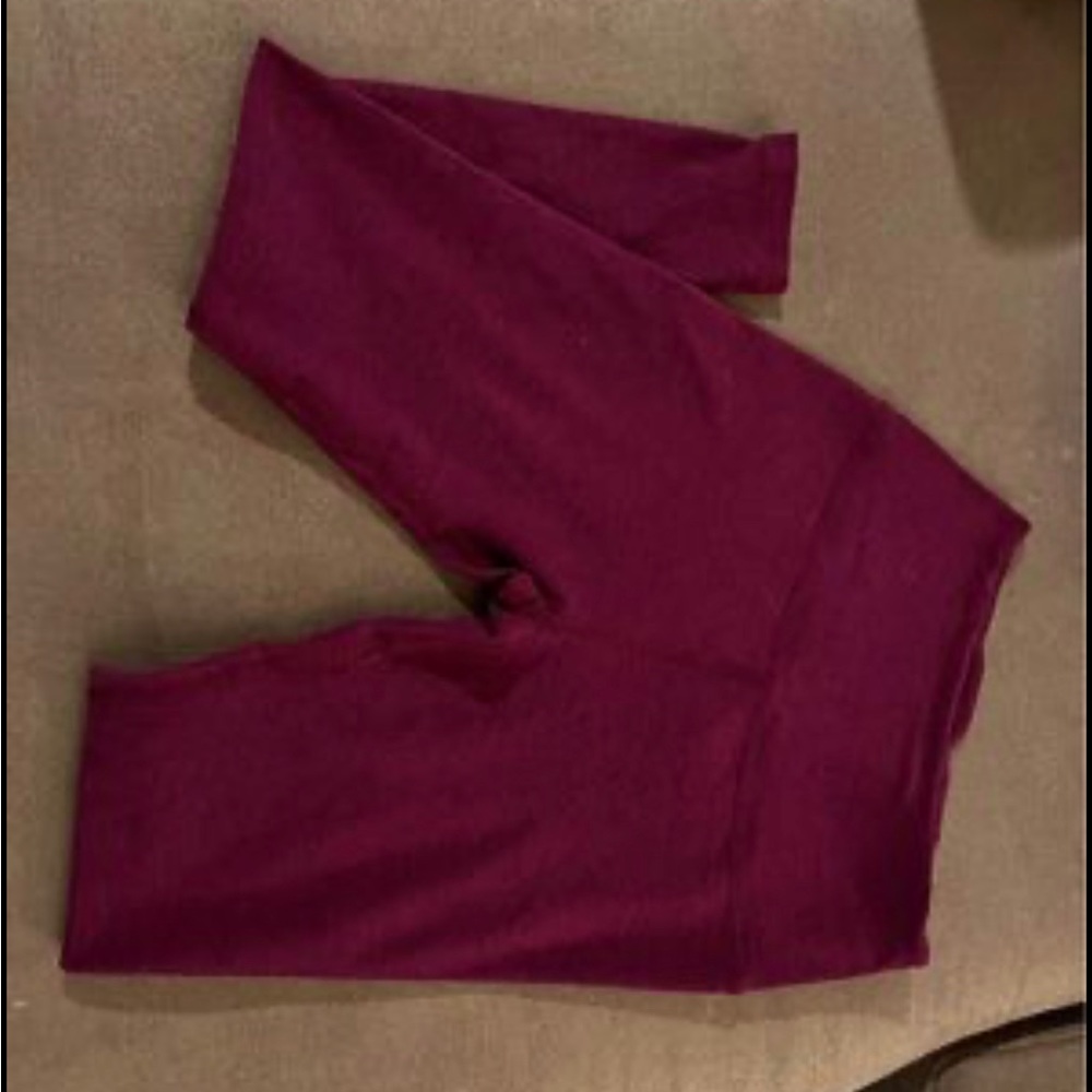Beyond yoga size M leggings, only worn once. I don’t like the way they fit me.